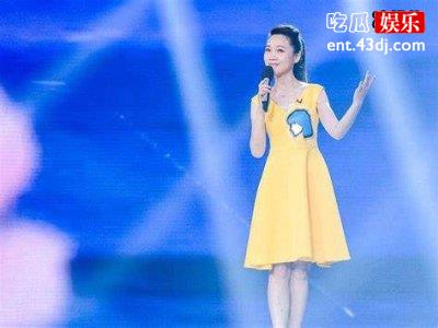 别人玩直播为挣钱而周群直播只是玩，网友：谁让她老公是富豪
