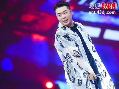 杜海涛公然下跪权志龙，此举遭全网围攻称其贱骨！