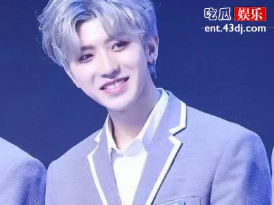 蔡徐坤演唱会泪洒现场，玫瑰手灯太用心！