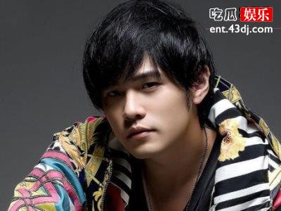 周杰伦熬夜回复粉丝评论，没想到居然被说胖