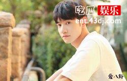 邱柏皓饰演肖楠一角走红，凭借大长腿吸粉无数！