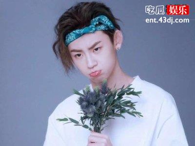 小鬼迎来大红之年，斩获年度金曲奖转变音乐风格让人震惊！