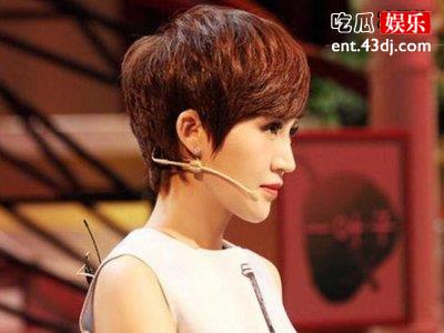 鲍蕾一家贝儿打扮成熟，身高让人惊叹