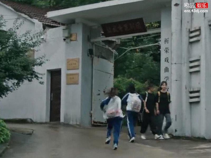 《八角亭迷雾》跟踪念玫的是谁？念玫的身世是什么！