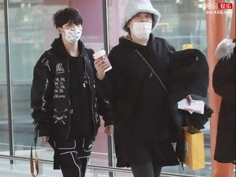 大张伟和妻子合体现身机场，刘迎穿粉衣扎半马尾看着非常年轻！