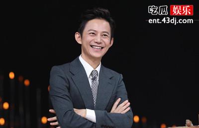 何炅与一男子手牵手过马路，这名男子竟然是他？