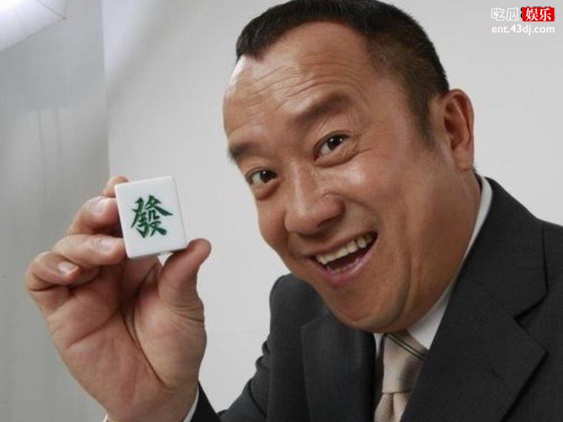 曾志伟为亡妻低调设灵，离场时目光呆滞无神！