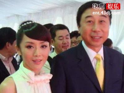 冯巩给大家解释黄瓜新用途，厨房面积很大堪比饭店后厨！