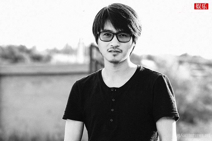 作家韩寒被指不文明行为，竖中指羞辱原因曝光引发议论