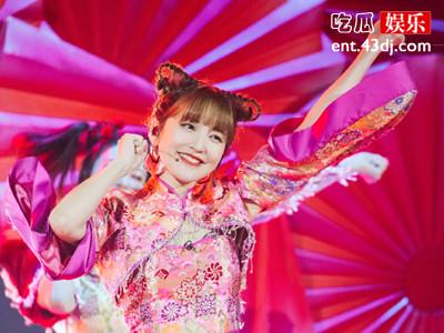 金莎公演失误自责痛哭，事后帅锅服装师