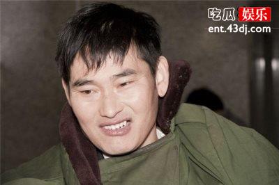 大衣哥现身美容院，享受美女“采耳”服务网友：回去跪搓衣板