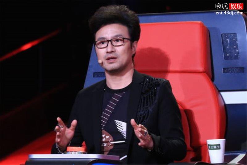 汪峰和女儿醒醒有爱互动，被女儿打扮成“花大姐”逗笑网友