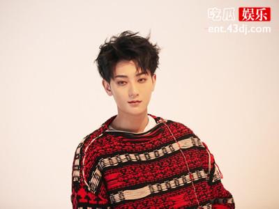 黄子韬节目现场耍大牌，怒摔台本是为何？