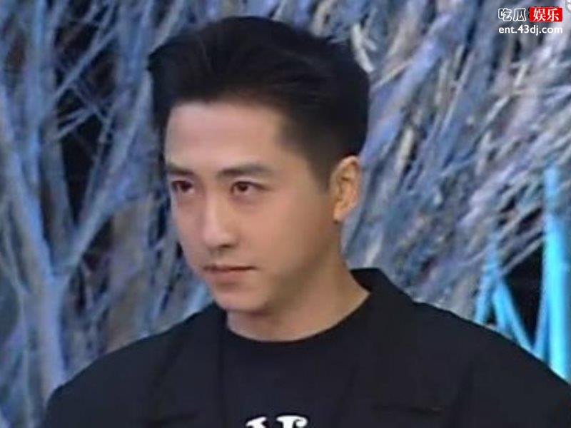 哈林现任老婆多低调穿衣朴素不看外表，会多国语言差点嫁入豪门