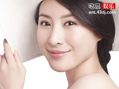 王雅捷是怎么走红的？她和赵本山之间有什么关系吗？
