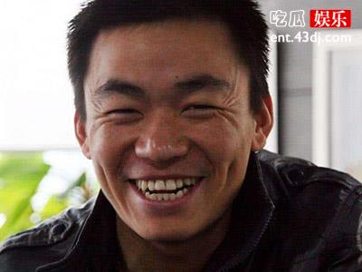 冯清陪王宝强看病登上热搜，两人之间的关系成为焦点