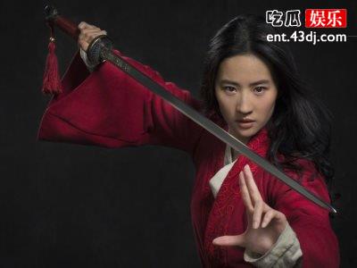迪士尼宣布《花木兰》放弃影院上映，法国某影院老板怒砸宣传板