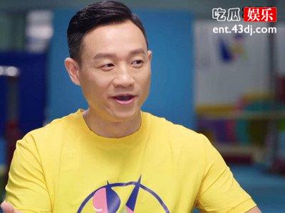 杨威晒出双胞胎女儿近照，长长的睫毛如同洋娃娃