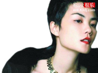 王菲为女儿庆祝生日，穿紫色米奇T恤衫和李嫣同框像姐妹