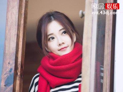 冯提莫晒环球影城打卡照，plog配文超可爱路人直呼素颜女神！