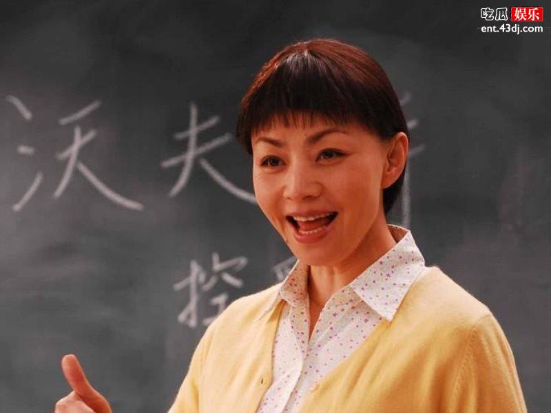 “国民妈妈”宋丹丹带孙出行，一路有说有笑气氛十分融洽！