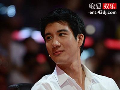 王力宏一家四口，儿子抓周拿麦克风女儿学会小提琴