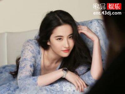 郑佩佩和亦舒曾经是好闺蜜，只因看了岳华一眼两人变成了仇敌