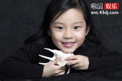李小璐女儿堪称“整容”式长大，穿纱裙花淡妆年仅七岁气场十足