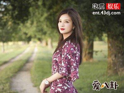 赵薇深夜逛街被拍，没想到她居然是在做这种事