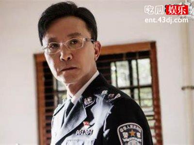 71岁王刚现身街头，挺啤酒肚骑单车乱停放遭网友狠批