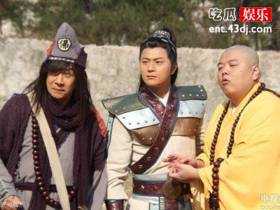 曾经的歌后与活佛生下儿子后陨落，一人带孩子的她混到露宿街头！