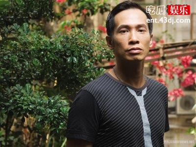 陈豪工作繁忙还不忘陪妻子逛街，看陈茵媺吃雪糕眼神满满宠溺！