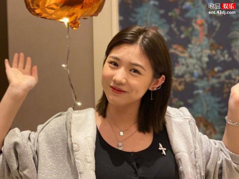 16岁小苹果出游照也太美了吧！五官精致气质突出很有名媛范