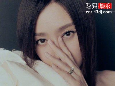 40岁秦岚太美了！青花长裙现身央视晚会尽显典雅端庄