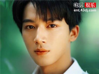王星越被于正签下？成年当天就被看中是什么来头？