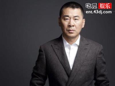陈建斌生日老友相聚王学兵吞云吐雾惹争议，李亚鹏头发太秃然！