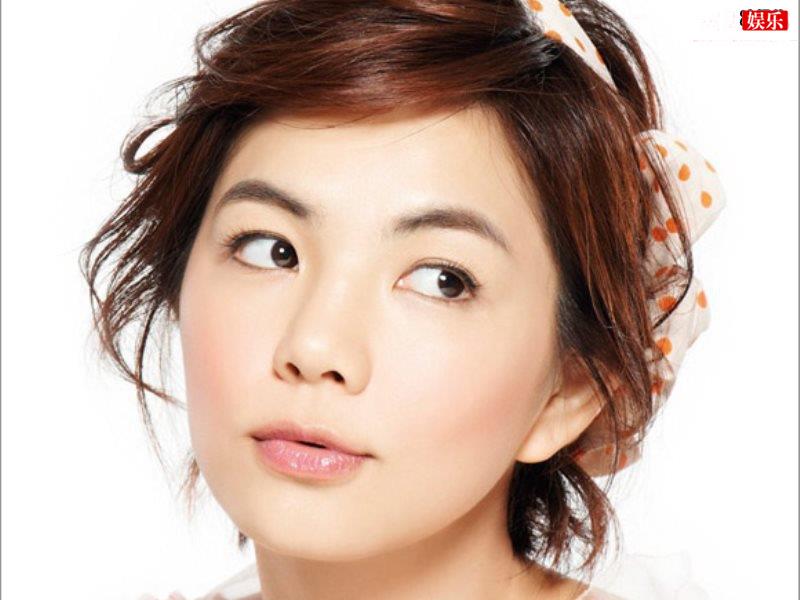 Ella晒全家福为儿子庆生，温馨有爱的家庭