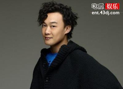 陈奕迅线上开唱助力慈善，感情过于投入导致忘词，搞笑表情掩饰失误