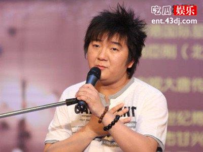 他靠一首歌火遍大江南北，版权费拿到手软，出门有豪车代步