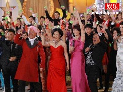 TVB视后杨怡带女儿出街，产后两个月火速瘦身身材火辣！