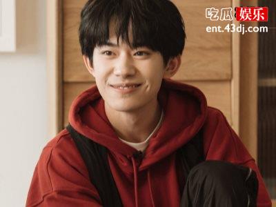 易烊千玺众人面前哭了，谁能想到温情大男孩居然为了这件事流泪！