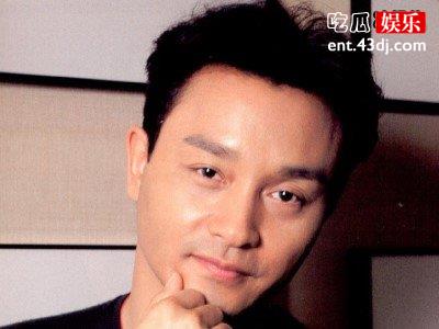 每年的这个时候他就会出现在网上，人们纷纷走上街纪念他