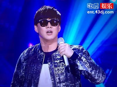 萧煌奇眼睛看不见的原因是什么？本人回应不影响唱歌就行