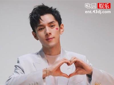 李佳琦直播再出意外！直播过程透漏王菲的消息助理忙救场