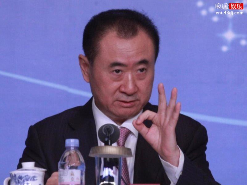 66岁王健林现身健身房秀肌肉，没想到却被8个保镖抢了风头！