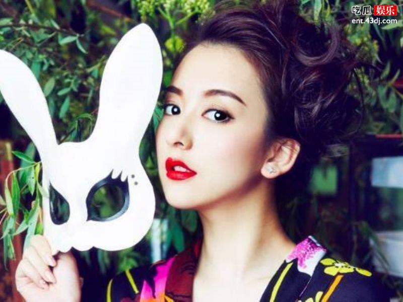 方媛懒理闺蜜风波，社交平台晒教女儿游泳视频！