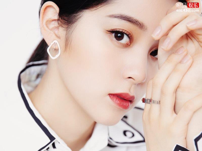 欧阳娜娜给姐妹们亲手做美甲，款手指纤细让人羡慕