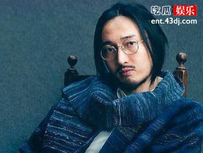 王传君齐溪与友人喝咖啡，并肩散步很温馨