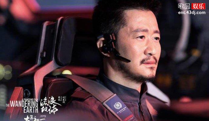 演员吴京宅在家中陪伴儿子，亲子时光充满了温馨和童趣