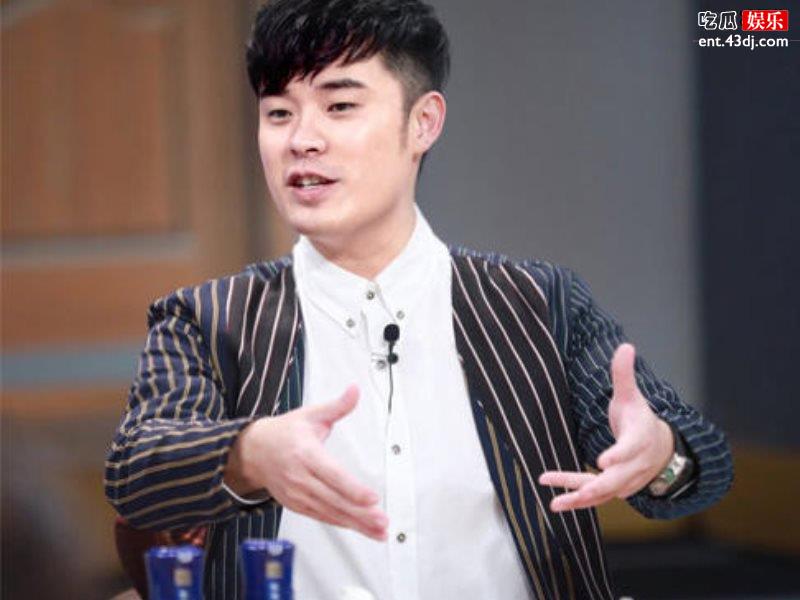 陈赫抱俩女儿出境，小女儿侧颜长这样一看就是亲生的